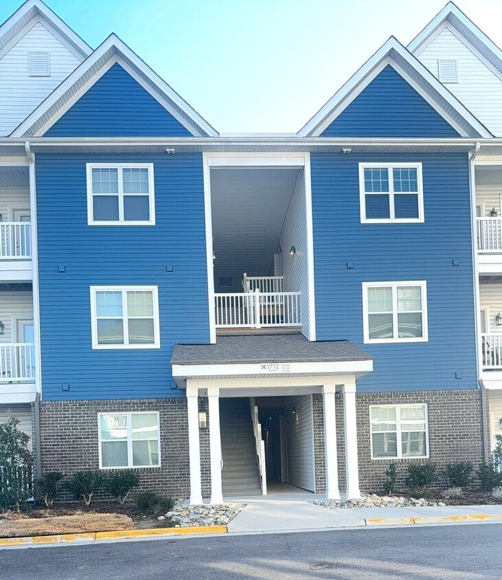 Top-Floor Corner Condo in Virginia Beach - Top-Floor Corner Condo in Virginia Beach
