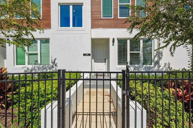 Building Photo - Luxurious 3 Bedroom Condo with Spacious La...