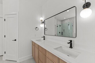 Building Photo - 3348 Sauer St