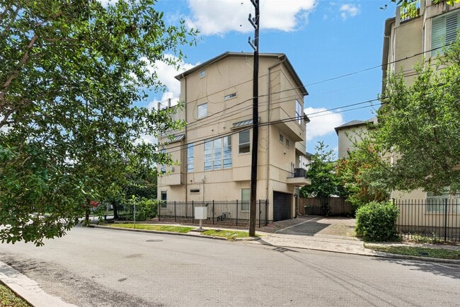 Building Photo - 128 Drew St