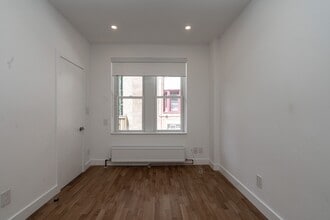 Building Photo - 160 Huron St