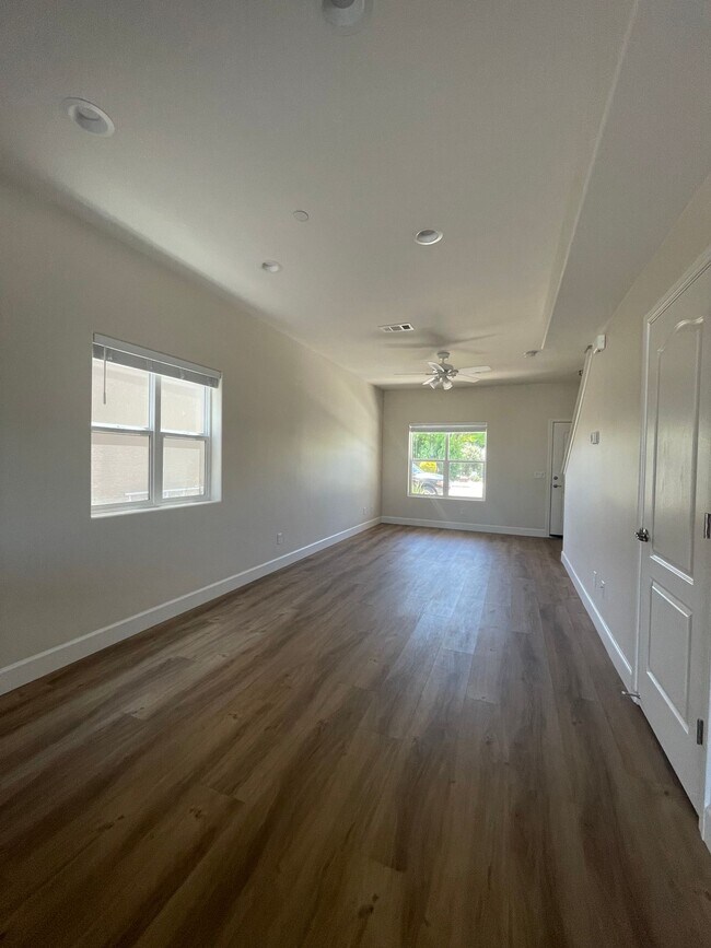 Foto del edificio - 2 bed, 2.5 bathroom Townhouse