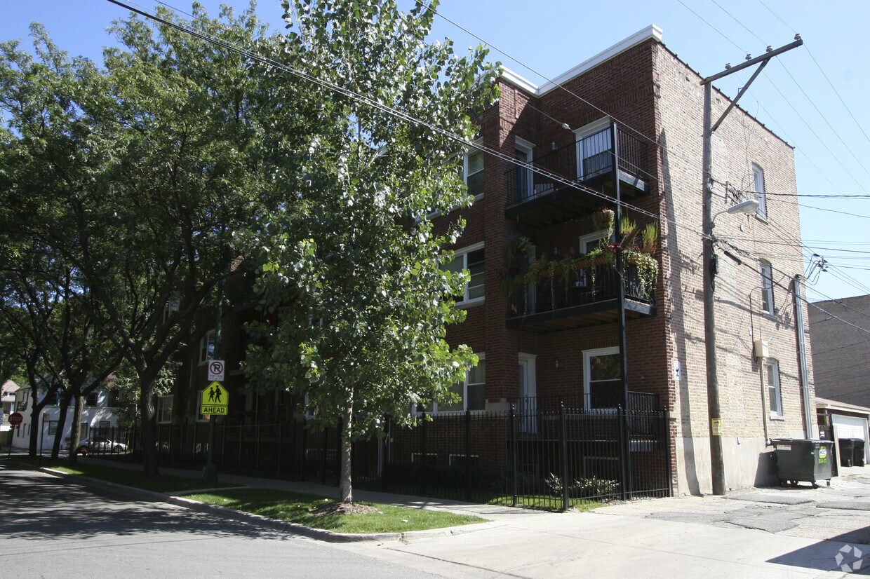 Building Photo - 3501 W Wilson Ave