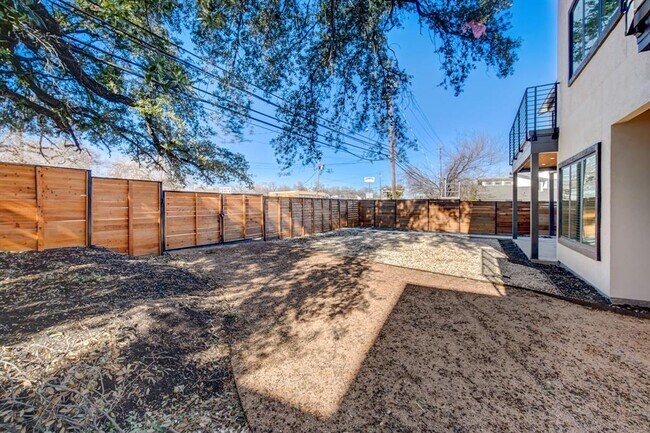 Foto del edificio - 5605 Manor Rd