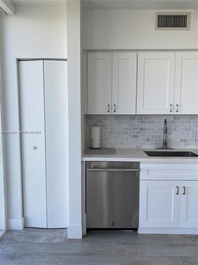 Foto del edificio - 4779 Collins Ave