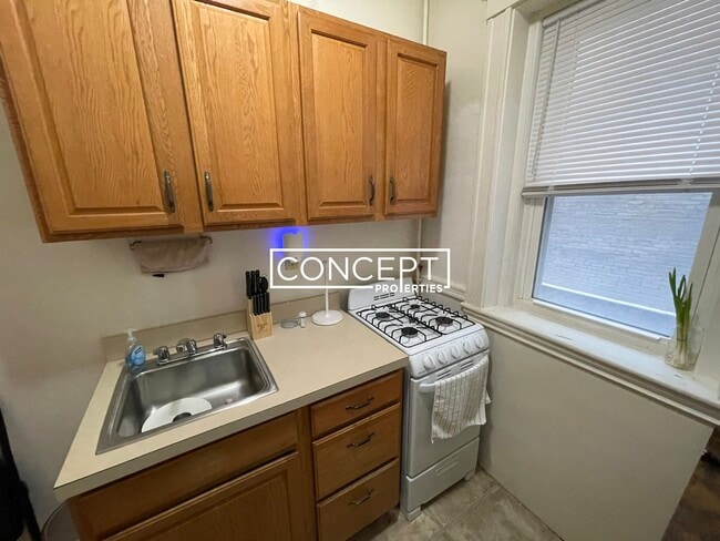 Building Photo - 143 Park Dr