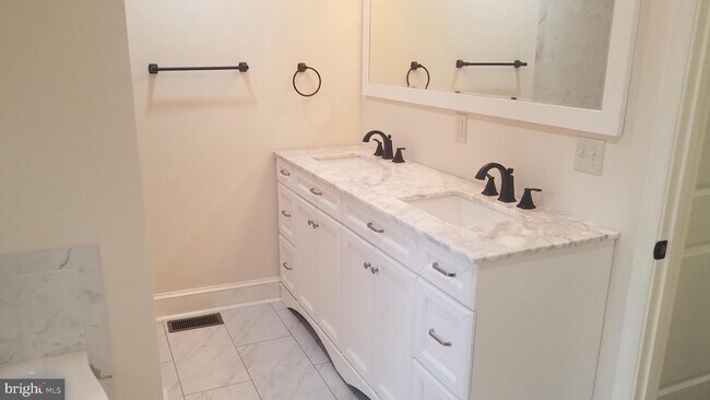 Building Photo - 8130 Rose Hill Manor Pl