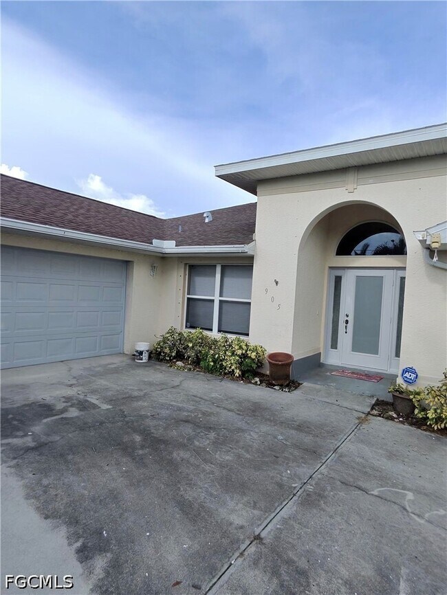 Building Photo - 905 SW 8th Ct
