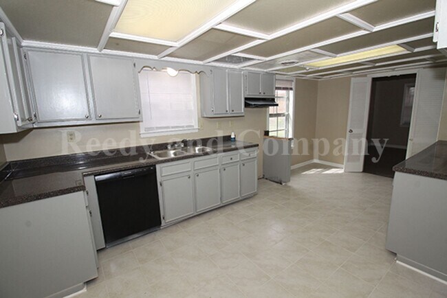 Building Photo - 5130 Queen Elizabeth Fwy