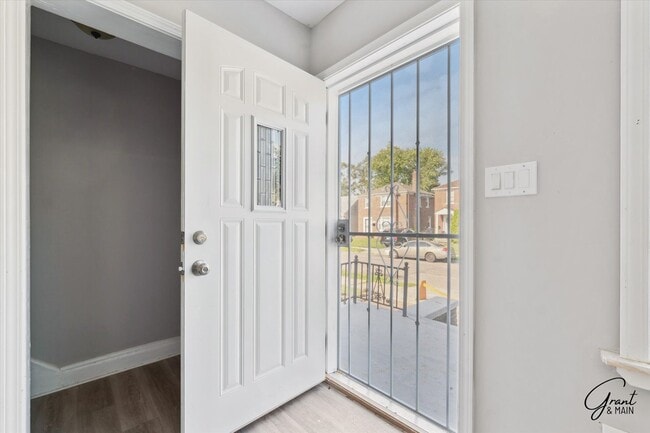 Building Photo - $1350 3 bedroom