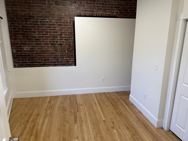 Building Photo - 2 US-2