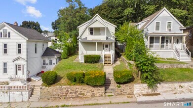 Building Photo - 16 Oak St