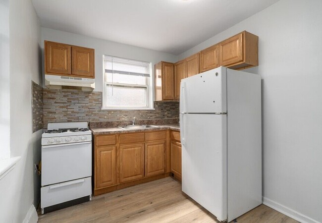 Kitchen-Classic (1BR, 1BA) - Lawndale Apartments