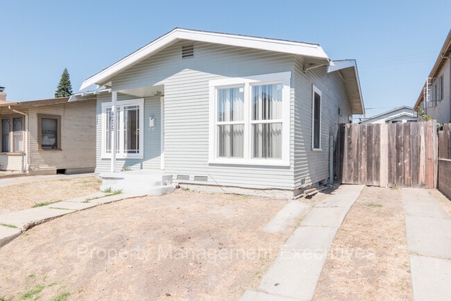 Building Photo - 2 Bedroom, 1 Bath House with huge yard