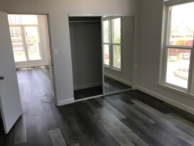 Foto del edificio - 210 E 8th St
