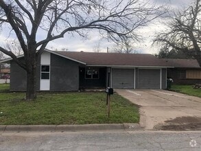 Building Photo - 2806 Sharon Dr