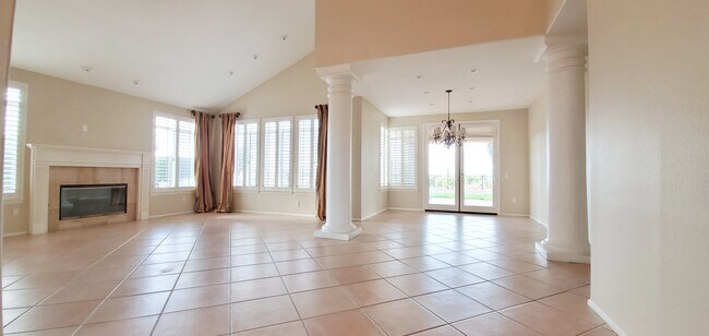 Building Photo - 1591 Parkview Dr