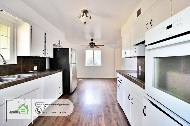 Building Photo - 6482 Leonard Dr