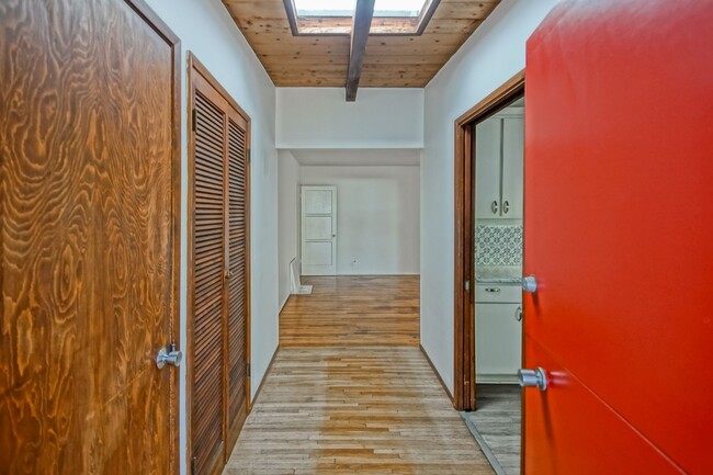 Foto del edificio - CHARMING, BRIGHT & AIRY 3BR2BA HOME W/ LAR...