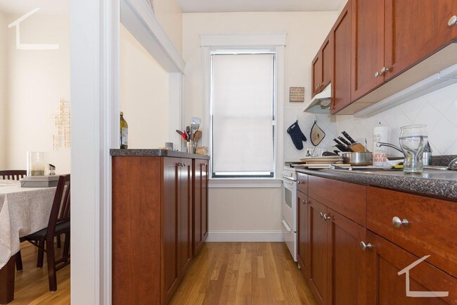 Foto del edificio - Nicely updated unit near the Green Line in...