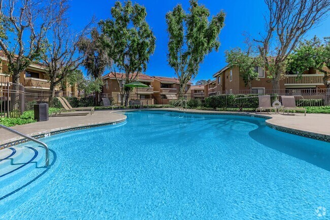 3 SHIMMERING POOLS TO CATCH THE SUN RAYS - Smoketree