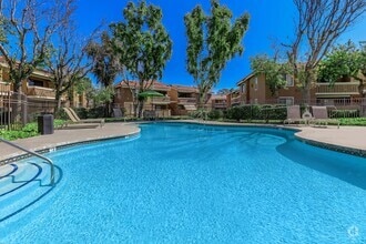3 SHIMMERING POOLS TO CATCH THE SUN RAYS - Smoketree