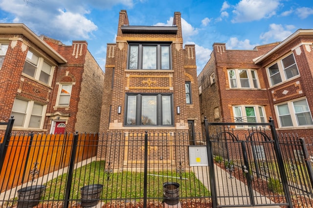 Primary Photo - 303 N Lockwood Ave