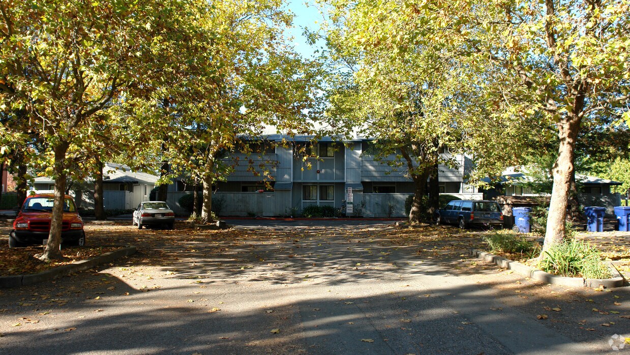 Primary Photo - Rosehill Apartments