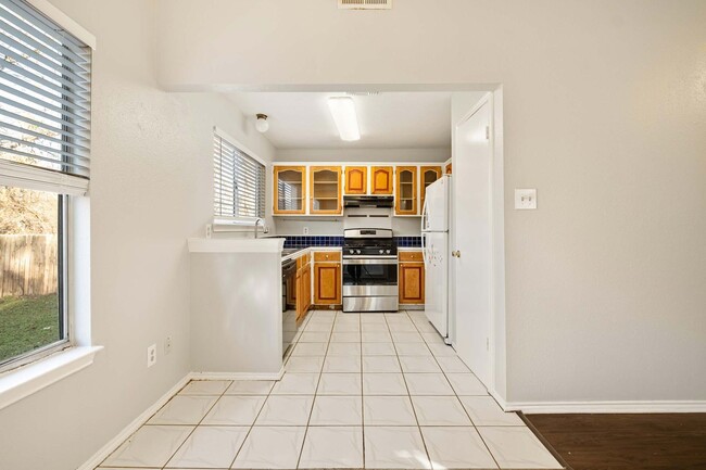 Building Photo - 3 Bedroom, 2 Bath, Single Story Home in Mi...
