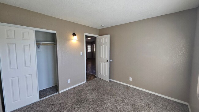 Building Photo - 3 Bedroom 2 Bathroom
