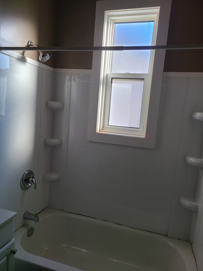 Photo du bâtiment - 1574-1574 Logan Ave