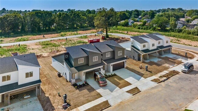 Building Photo - 661 Sun Meadow Dr