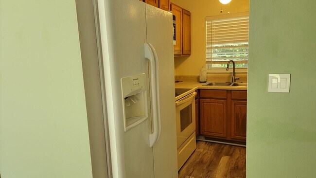 Foto del edificio - 2460 W Angler Ln