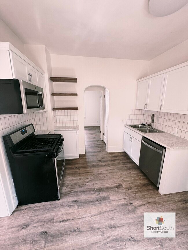 Building Photo - Updated 3 Bed 2 Bath Home off Emerald For-...