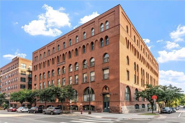 Building Photo - 400 N 1st St