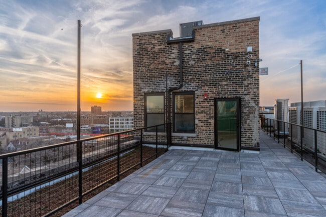 Building Photo - 1049 W Lawrence Ave