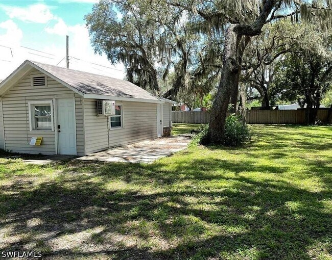 Building Photo - 111 E Palmetto Ln