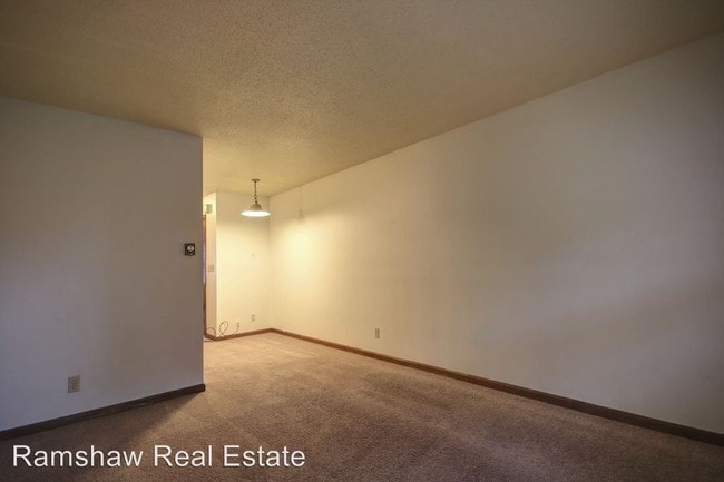 Building Photo - 1 br, 1 bath Apartment - 303 E. Clark St.