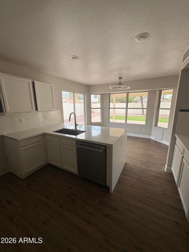 Building Photo - 2370 S Apache Dr