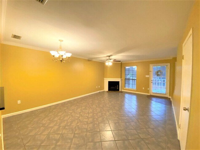 Building Photo - 2 Bedroom Townhouse Located near the New W...