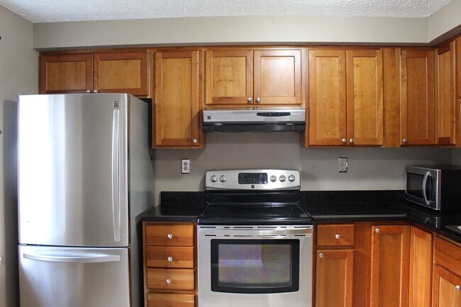 Building Photo - Well-Maintained 2 bedroom, 1 bath townhous...