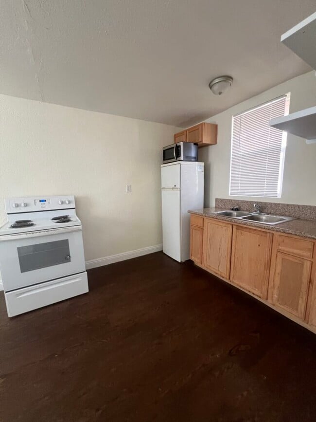 Building Photo - 413 W Van Buren Ave