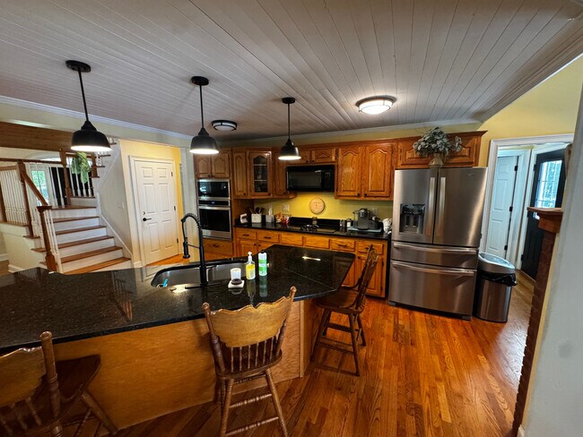 Foto del edificio - Room in House on Tyson Rd