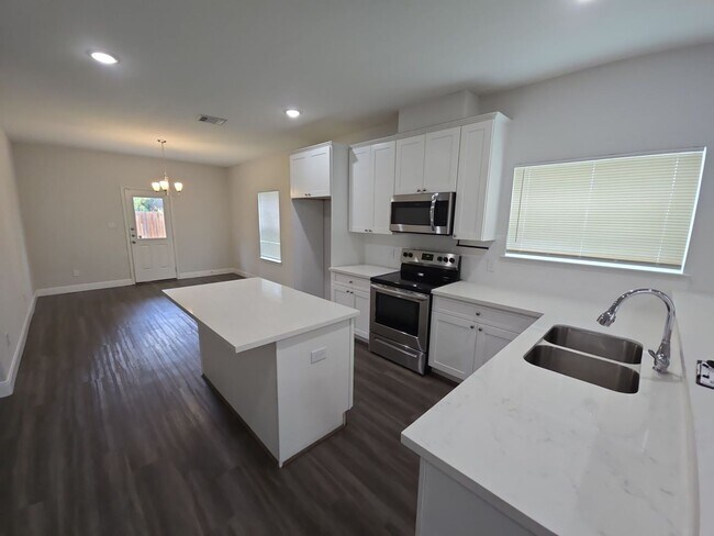 Foto del edificio - 8235 Locksley Rd