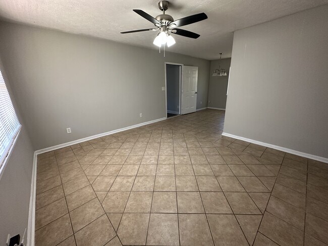 Building Photo - 125 Grove Creek Dr