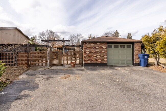 Building Photo - 3805 W Queen Ave