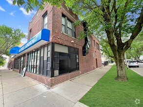 Building Photo - 3461 W Montrose Ave