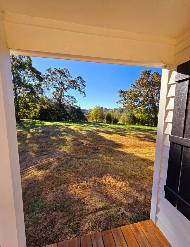 Foto del edificio - Renovated Farmhouse on Large Lot!