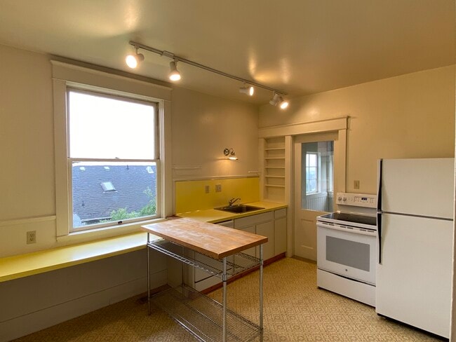 Building Photo - 864 8th St