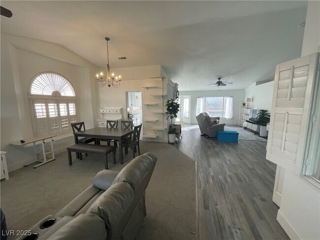 Foto del edificio - 1393 W Glassy Pond Ave